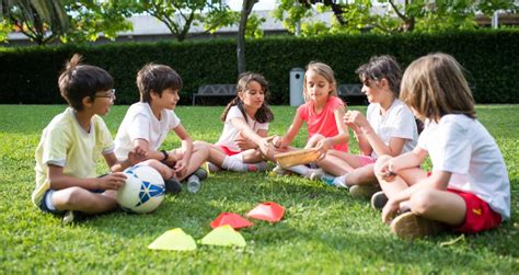 Vaikai žaidžia su edukacine lenta