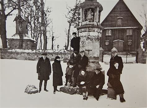 Šeima prie prižiūrėto granitinio paminklo