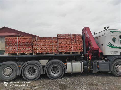 Transporto platforma su kranu pervežanti perdangos plokštes