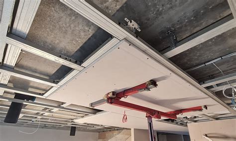 Acosorb akustinių purškiamų lubų montavimas