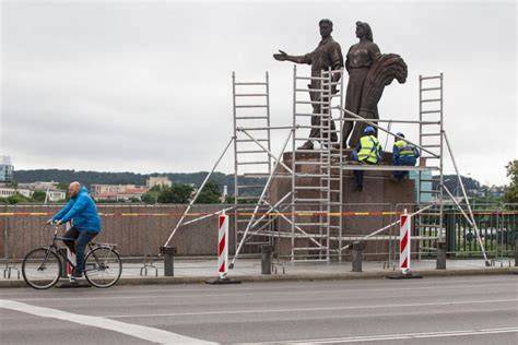 Žaliojo tilto skulptūrų nukėlimas 2015 metais