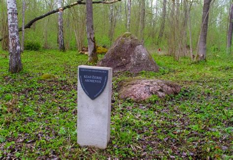 Akmens impregnanto talpyklos su įspėjamaisiais ženklais