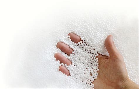 Polistirolo granulės ir spalvotas slime dubenyje
