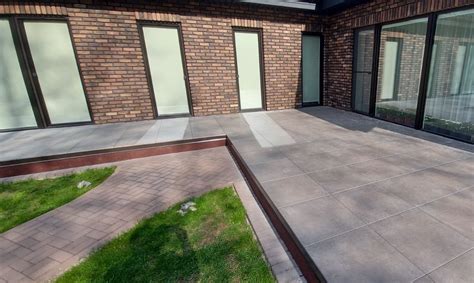 Akmens masės plytelės terasoje