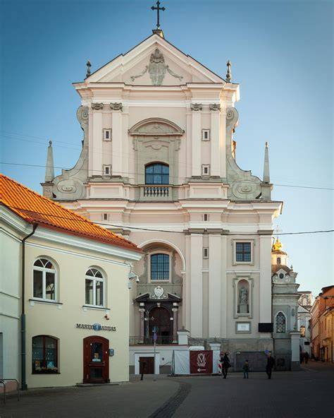 Vilniaus Šv. Teresės bažnyčia - barokinės architektūros pavyzdys su išskirtiniu fasadu