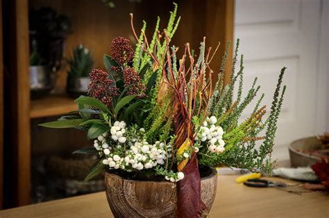 Floristinė kompozicija su smėliu ir gėlėmis