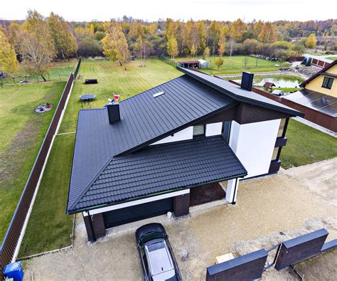 Juodos spalvos plieninės čerpės su čerpių imitacija