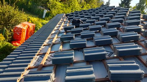 Sandėlis su įvairių rūšių stogo čerpėmis