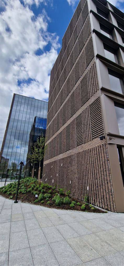 3D efektas klinkerinėse plytelėse: skirtingo storio plytelės ir 3D raštai