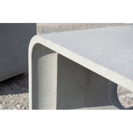 Betoniniai suoliukai su integruotais vazonais modernioje lauko erdvėje