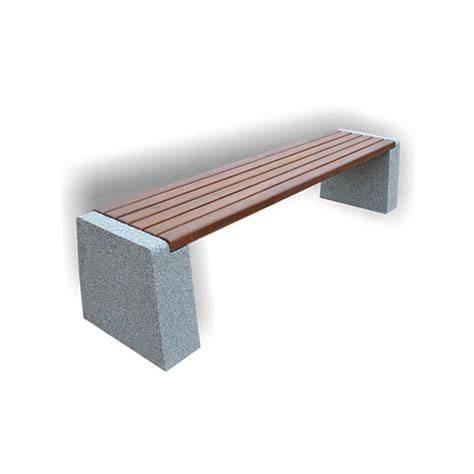 Betoninis suoliukas modernioje sodo aplinkoje