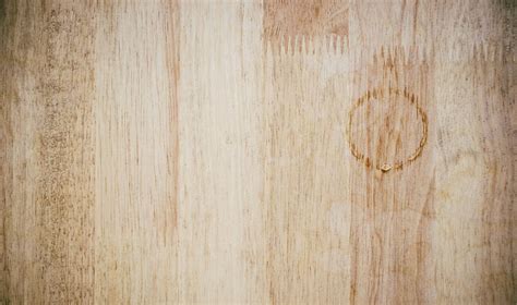 Vaško dėmė ant medinio stalo