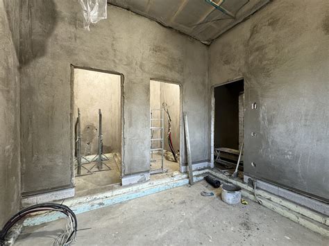 Cementiniu tinku tinkuotos sienos paruošimas dažymui