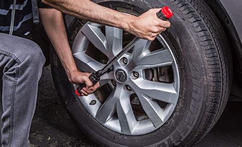 Montavimo procesas, demonstruojantis skydų sudėjimą