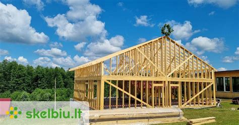 Nuotrauka su baigtu mediniu karkasiniu-skydiniu namu