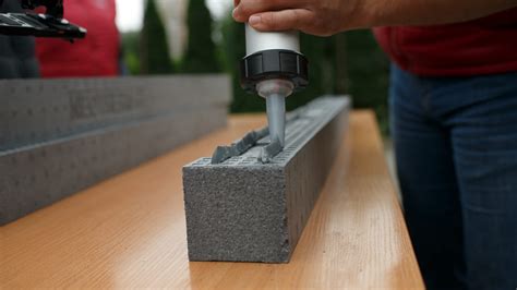 Grafikas, iliustruojantis poliuretaninių klijų atsparumą skirtingoms sąlygoms