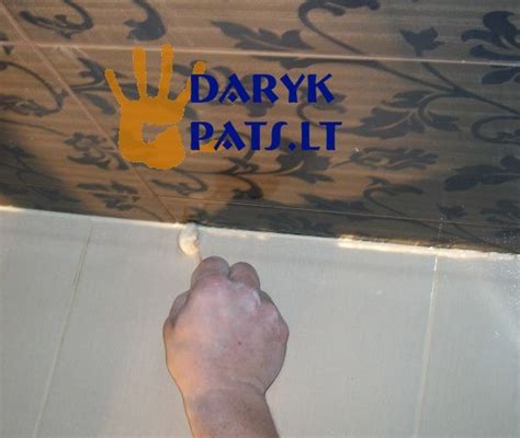 Glaistymas tarp mozaikinių plytelių