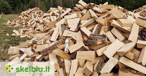 Įvairių rūšių malkos sukrautos