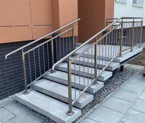 Nuotrauka: nerūdijančio plieno turėklų montavimo procesas