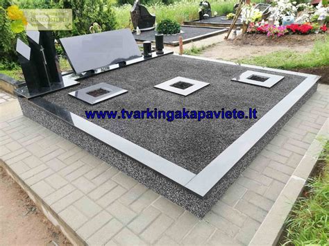 Kapavietė sutvarkyta naudojant juodą blizgią skaldą