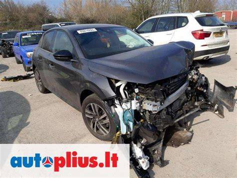 Infografika: kaip vyksta plastiko perdirbimo grandinė iš automobilių detalės į galutinį produktą