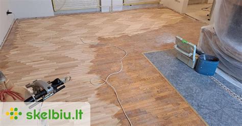Medinių grindų atnaujinimo procesas: šlifavimas ir lakavimas