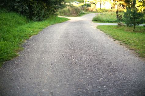 Nuotrauka, vaizduojanti sutvarkytą kelio dangą su šaltu asfaltu