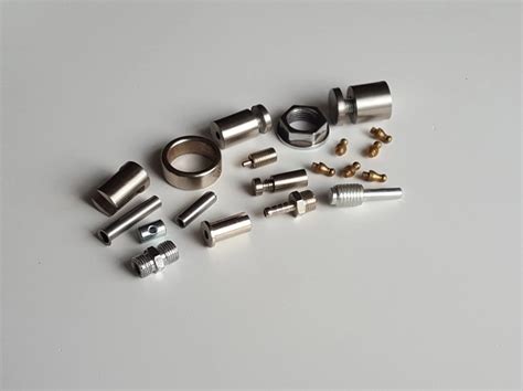 Įvairių medžiagų detalių pavyzdžiai po tekinimo