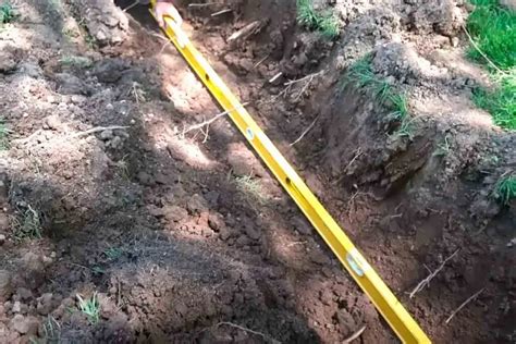 Tranšėjos paruošimas kanalizacijos vamzdžiui