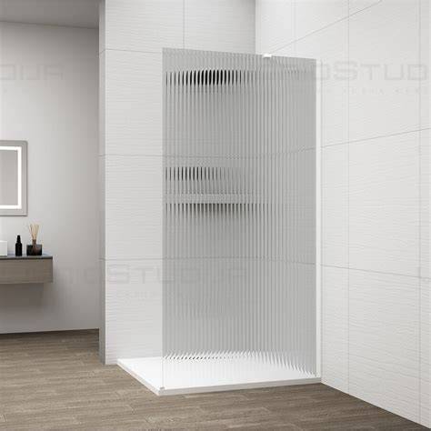 Walk-in dušo erdvė su skaidriomis stiklo plokštėmis ir nutekėjimo linijiniu nuotaku