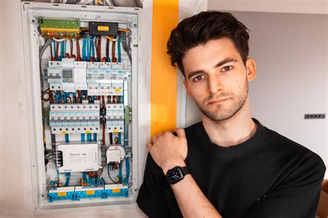Plieninio virštinkinio elektros skydo montavimas ant sienos