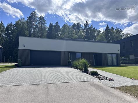 Pilko fasado pavyzdžiai su skirtingomis medžiagomis ir aplinkomis