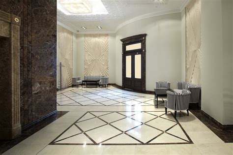 natūralaus akmens grindys vonios kambaryje