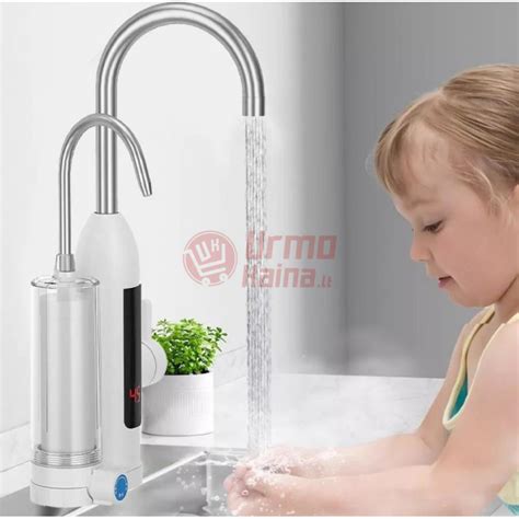 Sniego pūga su užšalusia vandens čiaupu