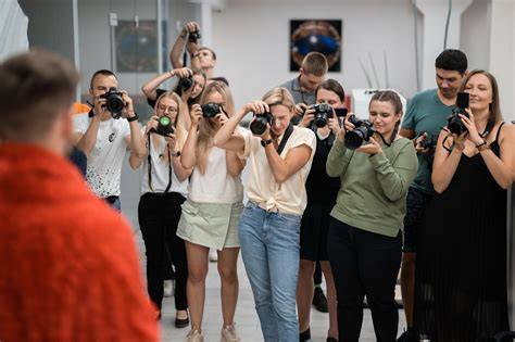 Infografika apie tarptautinių fotografijos parodų maršrutus ir lankytojų srautus
