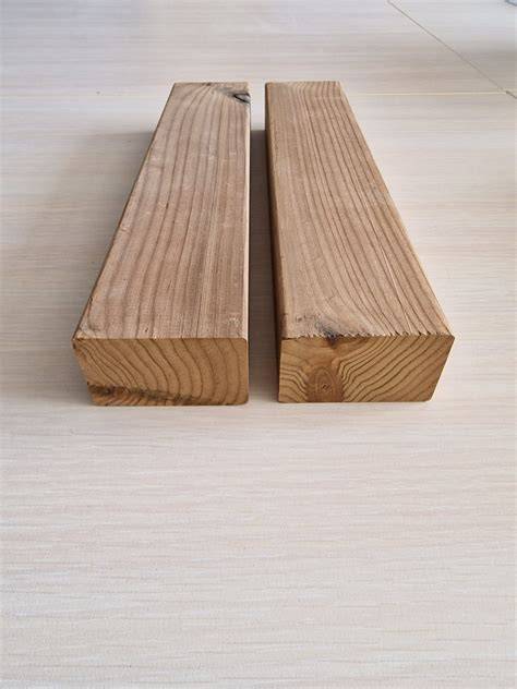 Obliuotos medienos asortimento vaizdas: skirtingų matmenų lentos, tašai ir dailylentės
