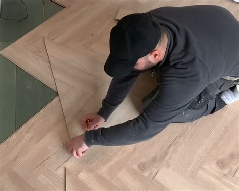 Trisluoksnio parketo klojimo būdų palyginimas