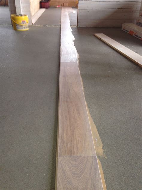 Parketlenčių klijavimo procesas