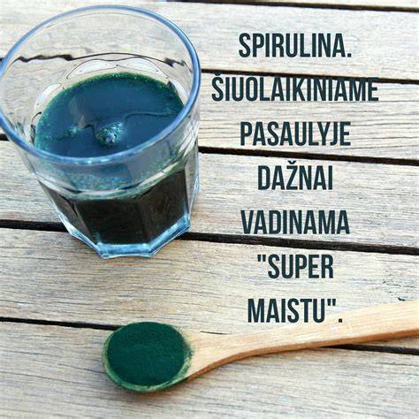Kūrybinė diagrama, iliustruojanti katijoninės emulsijos molekulinių lašelių orientaciją bitumo-vandens sąsajoje ir teigiamą kiekvieno lašelio krūvį