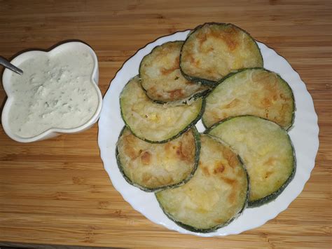 Bulvių plokštainis su cukinija ir varškės padažu