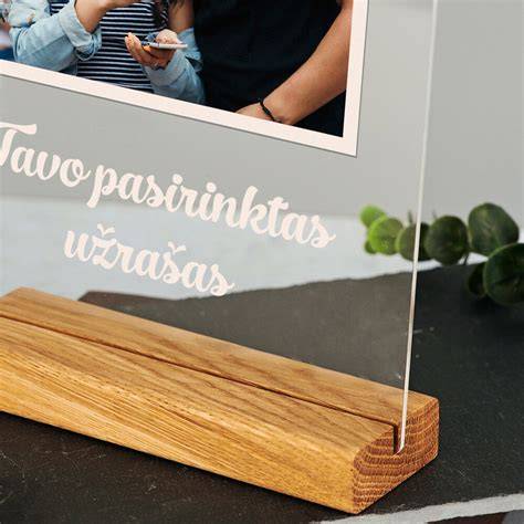 Grafinis vaizdas: puikiai užpildyta siūlė su balto akrilinio hermetiko užpildymu