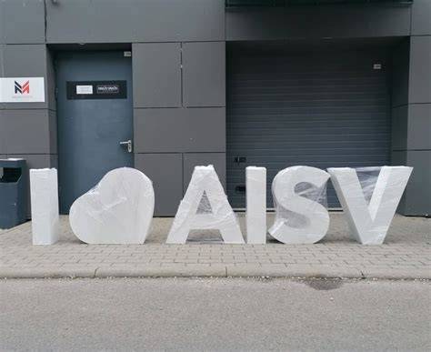 Foto: Tūrinės raidės iš aliuminio su aureoliniu apšvietimu