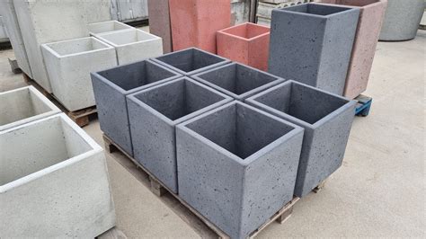 Įvairių formų betoniniai vazonai