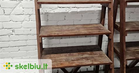 Medinės lentynos rūsyje