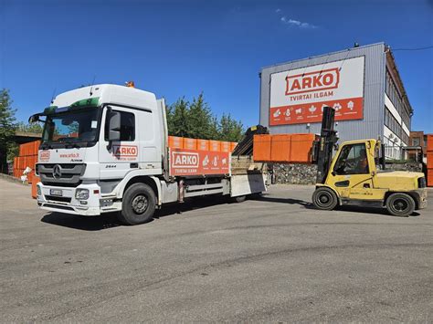 Infografika: Akmens plokščių transportavimo grandinė nuo gamyklos iki objekto