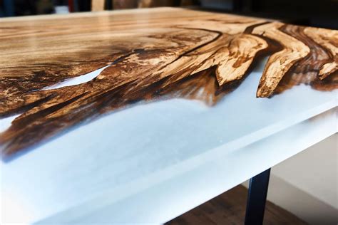 Skaidrios epoksidinės dervos panaudojimas stalviršiui