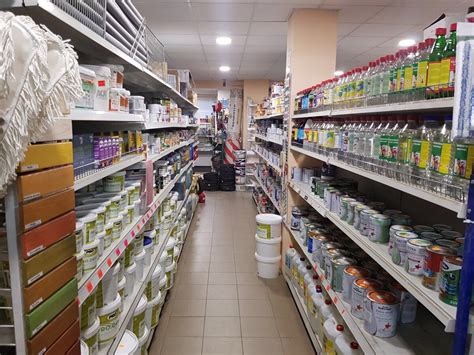 Statybinių medžiagų parduotuvė su įvairiais statybiniais mišiniais