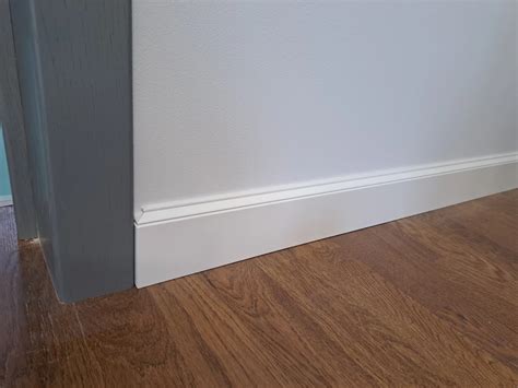 Baigtas įleidžiamų grindjuosčių montavimas