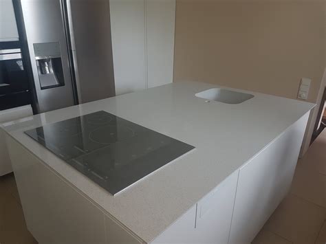 Virtuvės stalviršis iš „Surf Wave White“ granito