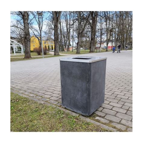 Apvalios betoninės šiukšliadėžės miesto aikštėje